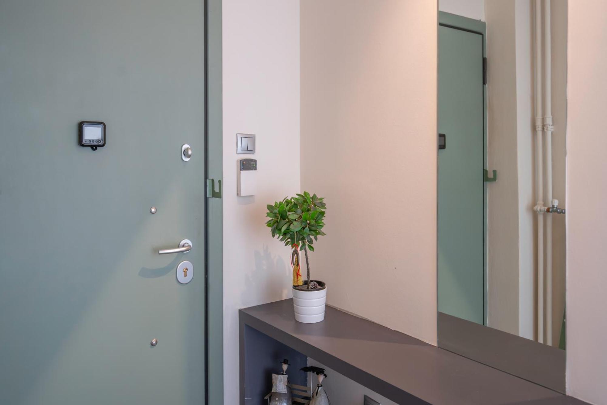 City Oasis: Newly Renovated 2Br Apt In City Center 아테네 외부 사진