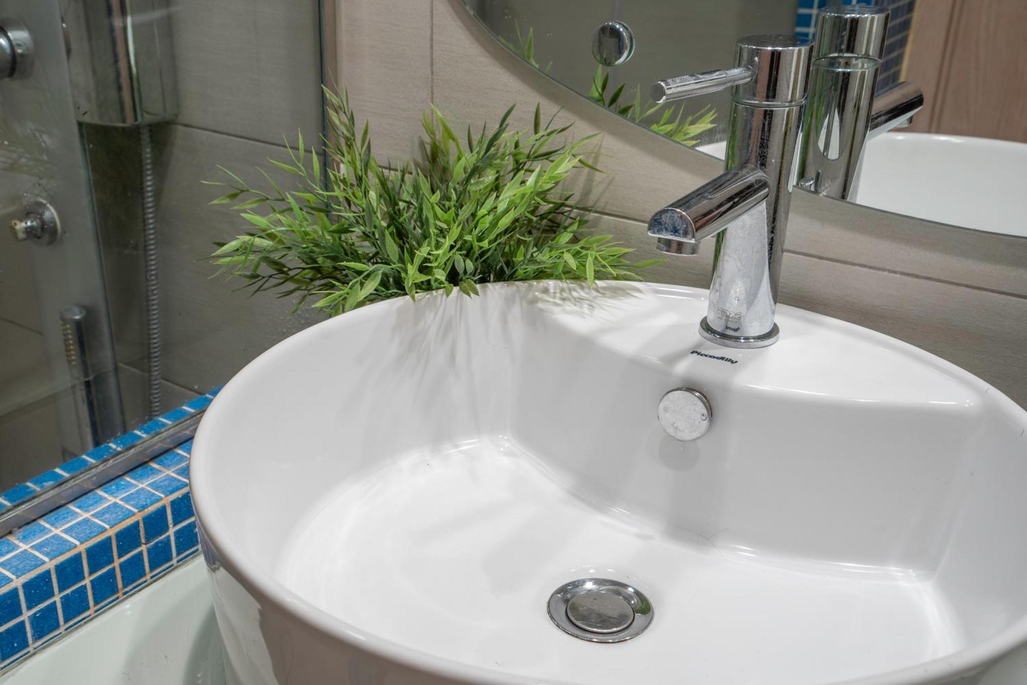 City Oasis: Newly Renovated 2Br Apt In City Center 아테네 외부 사진